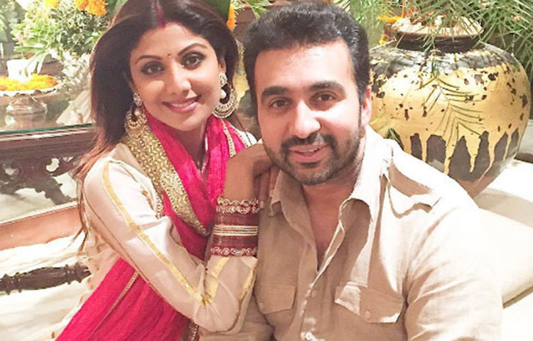 ২০০৯ সালে ব্যবসায়ী রাজ কুন্দ্রাকে বিয়ে করেন শিল্পা শেটি। তার স্বামীর থেকে ৩ মাসের পর বলিউড অভিনেত্রী।