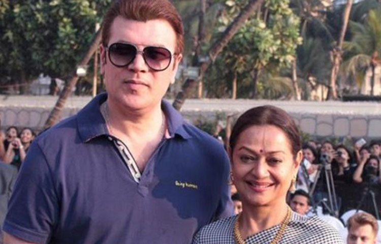 বাধাবিপত্তি কাটিয়ে ৩ দশক ধরে টিকে রয়েছে আদিত্য ও জারিনার বিয়ে। আদিত্যর চেয়ে ৬ বছরের বড় জারিনা।