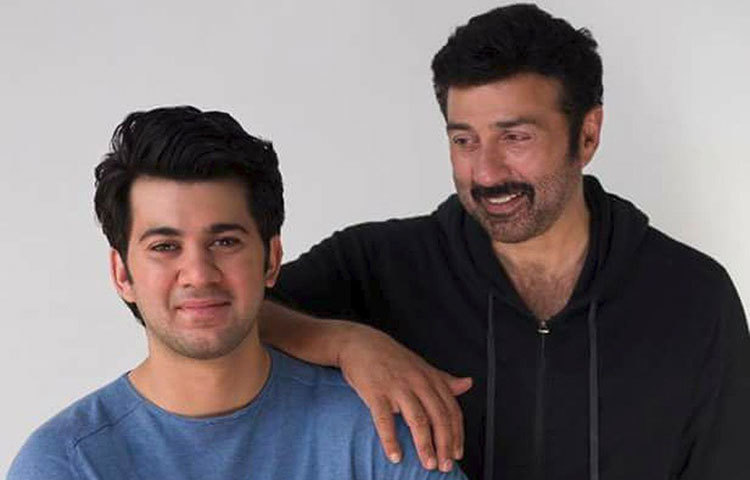 কর্ণ দেওল : ‘পল পল দিল কে পাস’ ছবিতে আগামী বছরই এন্ট্রি নেবেন সানি-পুত্র কর্ণ। বলিউড স্টারকিডদের মধ্যে ইতোমধ্যেই তাকে নিয়ে চর্চা শুরু হয়ে গিয়েছে। ‘জুনিয়র দেওল’ কে দেখার জন্য মুখিয়ে রয়েছেন দর্শকেরা।