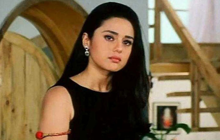 প্রীতি জিনতা : ‘চোরি চোরি চুপকে চুপকে’ ছবিতে প্রীতি জিনতা অভিনয় করেন এক যৌনকর্মীর ভূমিকায়। ছবিতে সালমান খানের সন্তানের ‘সারোগেট মাদার’ হিসাবে দেখা গিয়েছিল তাকে।