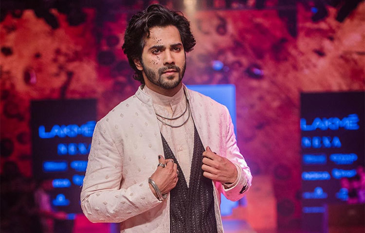 বরুণ ধবন : ২০১৫ সালের ‘বদলাপুর’ ছবিতে তার চরিত্রটি বেশ অন্ধকারময় ছিল। যার জন্য মানসিকভাবে ভেঙে পড়েন বরুণ।