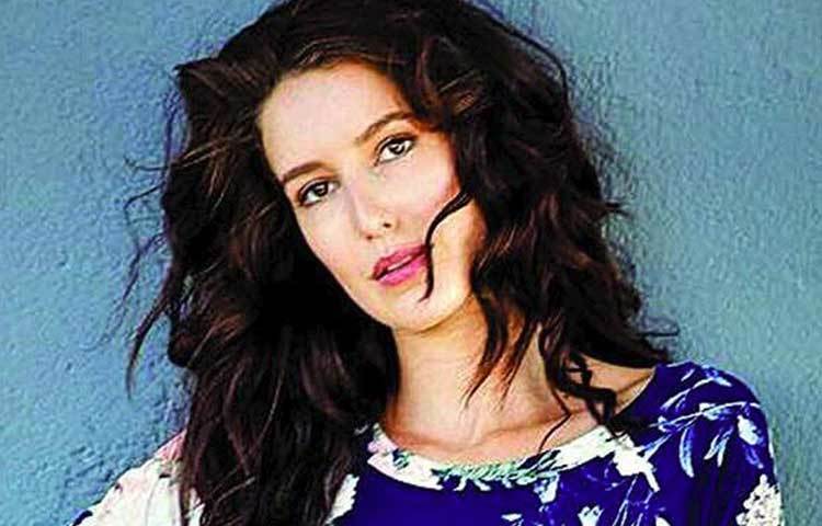 ইসাবেলা কাইফ : ক্যাটরিনার বোন ইসাবেলাকে খুব তাড়াতাড়ি বড় পর্দায় দেখতে চলেছেন দর্শক। স্ট্যানলি ডি’সুজার প্রযোজনায় ‘টাইম টু ডান্স’ ছবিতে আদিত্য পাঞ্চোলির ছেলে সূর্য পাঞ্চোলির সঙ্গে রোম্যান্স করতে দেখা যাবে ইসাবেলাকে। ১৪ বছর বয়সে মডেলিংয়ে হাতেখড়ি ইসাবেলার। ভালবাসেন থিয়েটার করতে। নাচেও পারদর্শী তিনি।