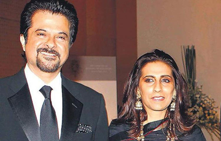 অনিল কাপুর : দীর্ঘ ৫ বছর সম্পর্কে থাকার পর ১৯৮৪ সালে কস্টিউম ডিজাইনার সুনিতা ভবানীকে বিয়ে করেন। তার আগে তিনি অনেক ফিল্ম করেছেন কিন্তু সে ভাবে বলিউড তাকে চেনেনি। বিয়ের বছরই অর্থাৎ ১৯৮৪ সালে যশ চোপড়ার ফিল্ম ‘মশাল’-এ অভিনয় করে ফিল্মফেয়ার অ্যাওয়ার্ড জেতেন। আর পিছনে তাকাতে হয়নি অনিল কাপুরকে।