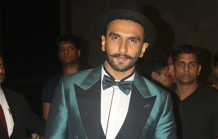 রণবীর সিংহ : ২০১৮ সালে মুক্তি পায় এপিক পিরিয়ড ড্রামা ‘পদমাবৎ’। ছবিতে আলাউদ্দিন খিলজির চরিত্রে অভিনয় করতে গিয়ে এত গভীরভাবে চরিত্রের সঙ্গে মিশে গিয়েছিলেন রণবীর, যে তার ব্যবহারে তা পরিষ্কার ফুটে উঠেছিল। বন্ধুদের পরামর্শে তিনি মনোবিদের সাহায্য নেন বলে জানান অভিনেতা।