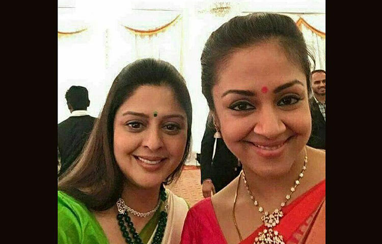 নাগমা ও জ্যোতিকা : বলিউডে বেশ কিছু হিট ছবিতে কাজ করেছেন নাগমা। তার বোন জ্যোতিকা কাজ করছেন দক্ষিণ ভারতীয় ছবিতে। সেই ছবিগুলো তুমুল জনপ্রিয়তা লাভ করেছে।