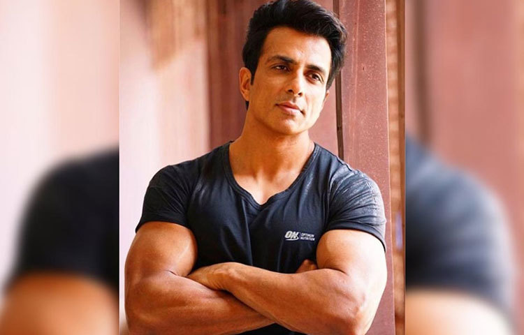 সনু সুড : ইলেকট্রনিকস ইঞ্জিনিয়ারিং ডিগ্রিধারী।