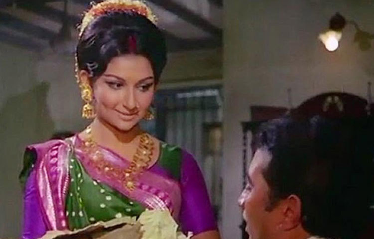 শর্মিলা ঠাকুর : ‘অমর প্রেম’ ছবিতে রাজেশ খান্নার বিপরীতে শর্মিলা ঠাকুরের অভিনয় আজও ভোলেনি দর্শক। ‘পুষ্পা আই হেট টিয়ারস’ সংলাপটি এখনও বেশ জনপ্রিয়।