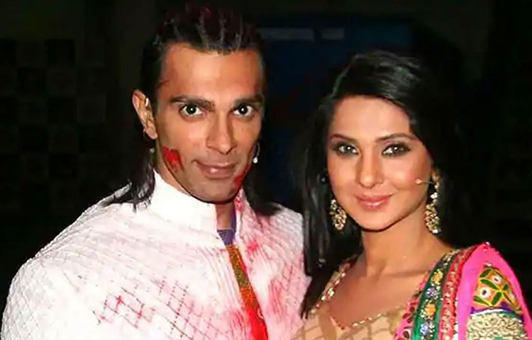 বিয়ের এক বছরের মাথায় শ্রদ্ধা নিগমের সঙ্গে বিচ্ছেদ হয়ে যায় করণ সিংহ গ্রোভারের। তার পরে করণ বিয়ে করেন জেনিফার উইঞ্জেটকে। কিন্তু জেনিফারের সঙ্গেও দু’বছর পরে ডিভোর্স হয়ে যায় করণের। পরে বিপাশা বসুকে বিয়ে করেন করণ।