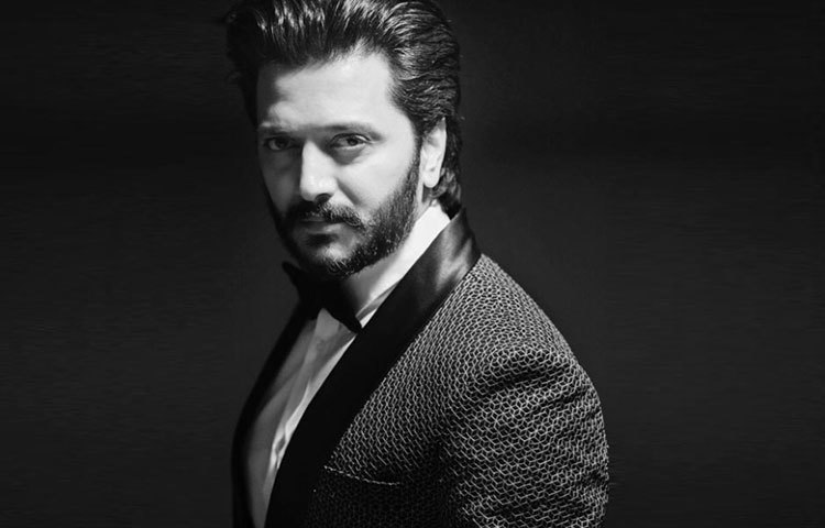 হৃতেশ দেশমুখ : সিভিল ইঞ্জিনিয়ারিং-এ মাস্টার্স ডিগ্রি।