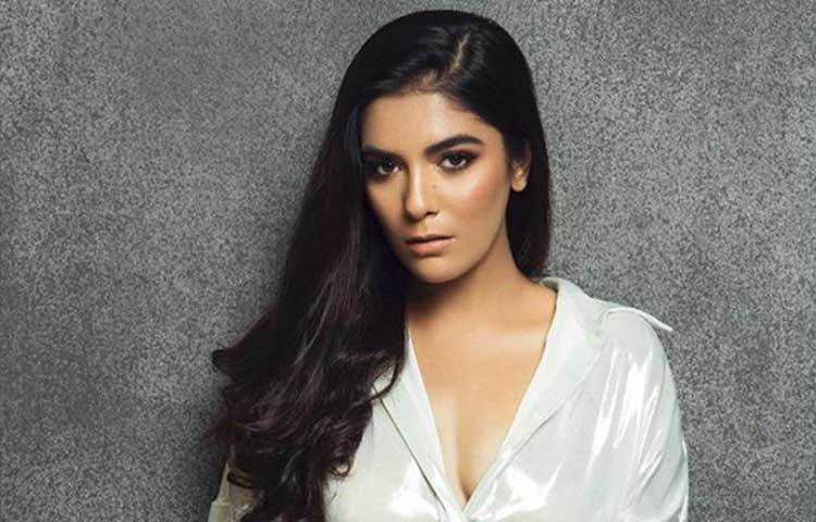 পূজা গোর : টিভি শো ‘মন কে আওয়াজ প্রতিজ্ঞা’ থেকে পরিচিতি পূজার। রূপালি পর্দায় তাকে দেখা যাবে ২০১৯ সালে। জোয়া আখতারের পরিচালনায় ‘গাল্লি বয়’ ছবিতে রণবীর সিংহের সঙ্গে স্ক্রিন শেয়ার করবেন পূজা।