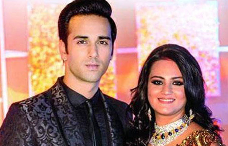 শ্বেতা রোহিরা নামের একজনকে বিয়ে করেছিলেন অভিনেতা পুলকিত সম্রাট। কিন্তু সে বিয়ে টেকেনি বেশিদিন। এক বছরের মাথায় ডিভোর্স হয়ে যায় দু’জনের। আর তার পরেই রটনা রটে ইয়ামি গৌতমের সঙ্গে ডেট করছেন পুলকিত।