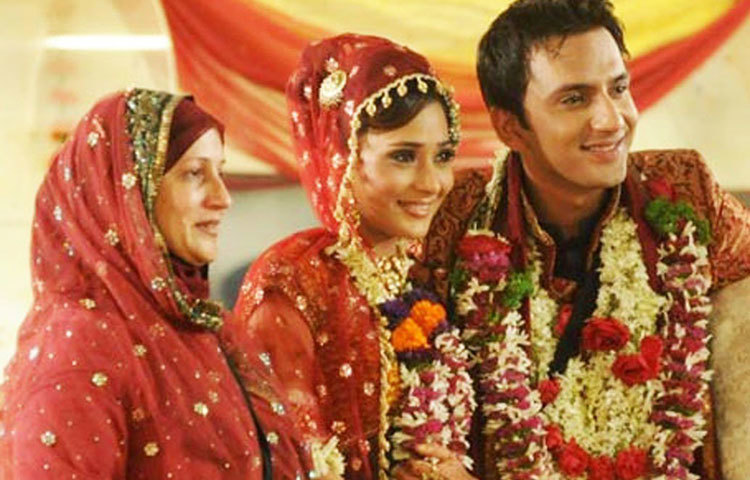 বিগ বস হাউসের ভিতরেই টেলি তারকা সারা খান আর আলি মার্চেন্ট বিয়ে করেছিলেন। মাত্র দু’মাস টিকেছিল সেই বিয়ে। আর আলি বলেছিলেন, ‘এটা আমার জীবনের একটা ভুল পদক্ষেপ।’