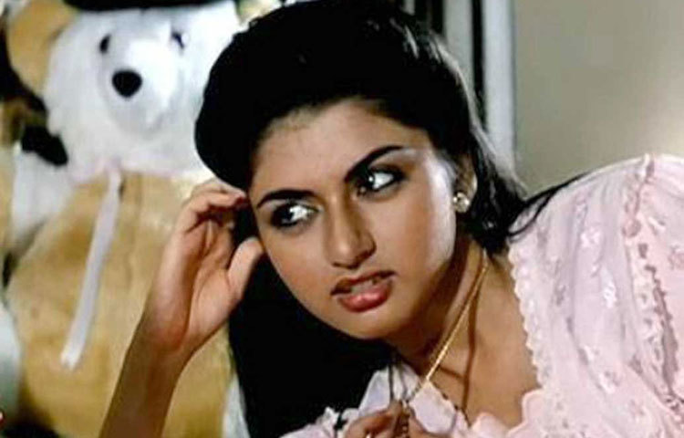 ভাগ্যশ্রী : ম্যায়নে পেয়ার কিয়ার নায়িকা কিন্তু বাস্তবেও একজন রাজকুমারী। তার বাবা বিজয় সিংহ রাও পটবর্ধন মহারাষ্ট্রের সাঙ্গলি রাজ্যের রাজপরিবারের প্রধান উত্তরসূরি।