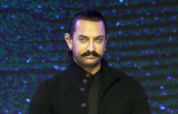 আমির খান : ছোট পর্দায় তার ‘সত্যমেব জয়তে’ অনুষ্ঠানে সমাজের নানা অন্ধকার ও অবসাদময় দিক তুলে ধরতেন আমির ও তার টিম। যে কারণে আমির খানসহ টিমের অনেকেই, পরবর্তী সময়ে ডিপ্রেশনে চলে যান।