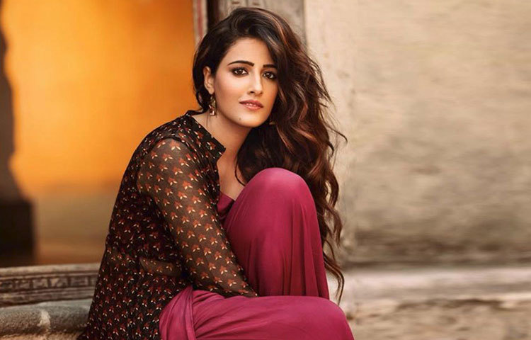 নূপুর শ্যানন : বলিউডে নবাগতাদের মধ্যে ইতিমধ্যেই বেশ সফল কৃতি শ্যানন। এ বার রূপালি পর্দায় এন্ট্রি নিতে চলেছেন তার বোন নূপুর। সাজিদ নাদিয়াওয়ালার প্রোডাকশন হাউস থেকে তাড়াতাড়ি বলিউডে ডেবিউ হবে নূপুরের।