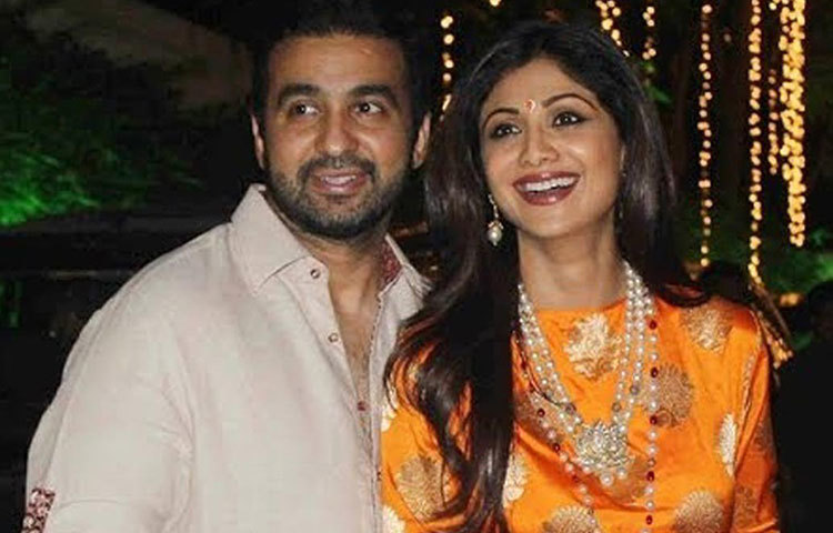 রাজ কুন্দ্রা : বলিউডের অন্যতম হ্যাপেনিং কাপল শিল্পা শেট্টি ও রাজ কুন্দ্রা। শিল্পার আগে কবিতা কুন্দ্রার সঙ্গে বিয়ে হয়েছিল রাজের। পরবর্তীতে শিল্পার সঙ্গে ঘর বাঁধেন রাজ।