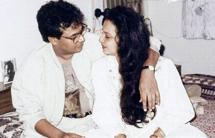 অমিতাভ আর রেখার সম্পর্কের কথা বলিউডে কান পাতলেই শোনা যায়। তবে মুকেশ অগ্রবাল নামে দিল্লির এক ব্যবসায়ীর সঙ্গে বিয়ে করেন রেখা। কিন্তু সে বিয়ে টেকেনি বেশিদিন। বিয়ের এক বছরের মাথায় আত্মঘাতী হন মুকেশ।