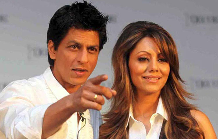 শাহরুখ খান : অনেক বাধা পেরিয়ে গৌরীকে বিয়ে করেন শাহরুখ। শাহরুখ যে কতটা জনপ্রিয়তা অর্জন করেছেন তা আর আলাদা করে বলার কিছু নেই। আর এ সবই হয়েছে তার বিয়ের পর।