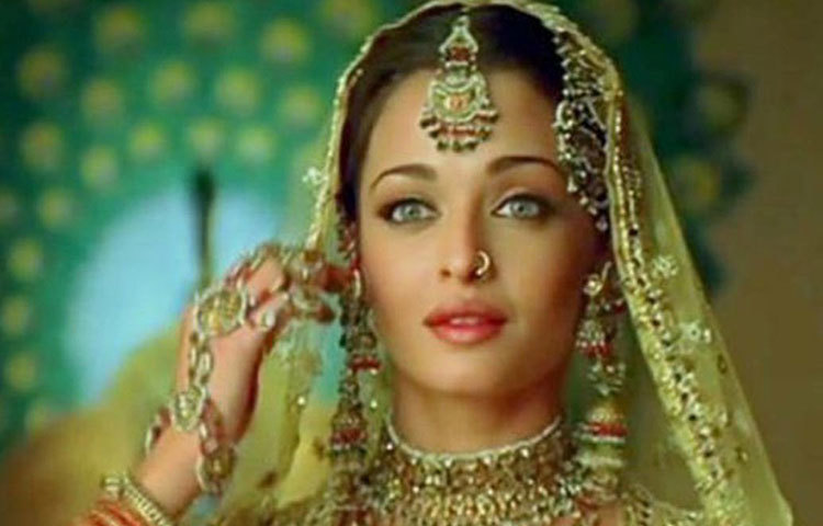 ঐশ্বরিয়া : ‘উমরাও জান’ ছবিতে মুখ্য ভূমিকায় অভিনয় করেছিলেন ঐশ্বরিয়া। বিপরীতে ছিলেন অভিষেক বচ্চন। ছবিটি প্রেক্ষাগৃহে বেশি দিন না চললেও প্রশংসিত হন ঐশ্বরিয়া।