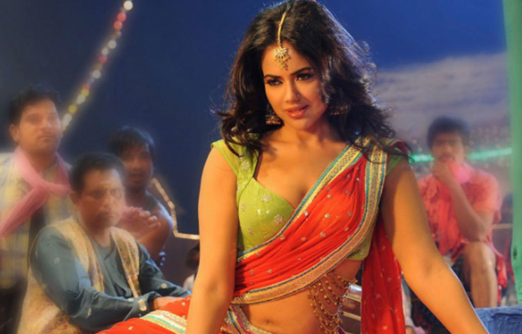 বলিউডের আইটেম নম্বরের দৌড়ে পিছিয়ে নেই সমীরা রেড্ডিও। সমীরা প্রায় ২০-২৫ লাখ টাকার মতো নেন একটি আইটেম গানে নৃত্যের জন্য।