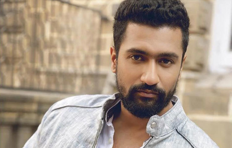 ভিকি কৌশল : ইলেকট্রনিক্স ও টেলি-কমিউনিকেশস ইঞ্জিনিয়ারিংয়ের ডিগ্রি রয়েছে এই অভিনেতার।