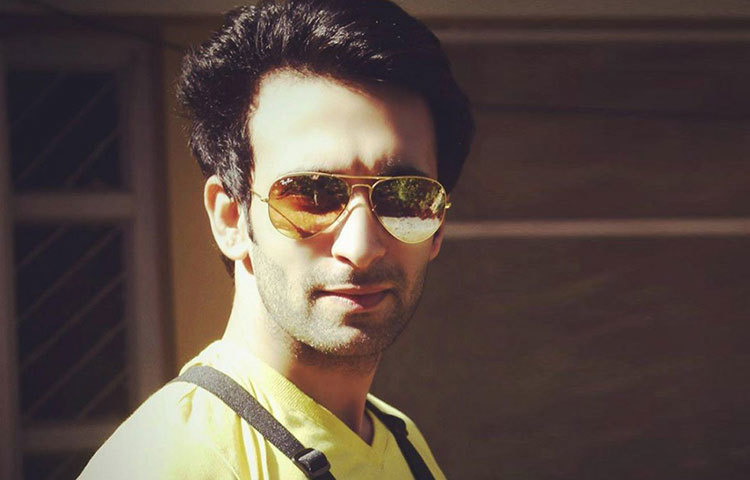 নন্দীশ সান্ধু : টেলি জগতের বেশ জনপ্রিয় মুখ ‘উত্তরণ’ খ্যাত নন্দীশ। একাধিক ধারাবাহিকে দেখা গিয়েছে তাকে। এবার ‘সুপার ৩০’ ছবিতে হৃতিকের সঙ্গে বড় পর্দায় স্ক্রিন শেয়ার করবেন নন্দীশ।