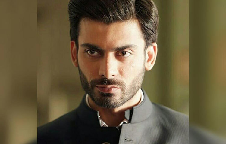 ফাওয়াদ খান : পাকিস্তানের এই নায়ককে বলিউডের বেশ কয়েকটি ছবিতে দেখা গিয়েছে। তিনি লাহোরের বিশ্ববিদ্যালয় থেকে টেলিকম ইঞ্জিনিয়ারিং পাস করেন।