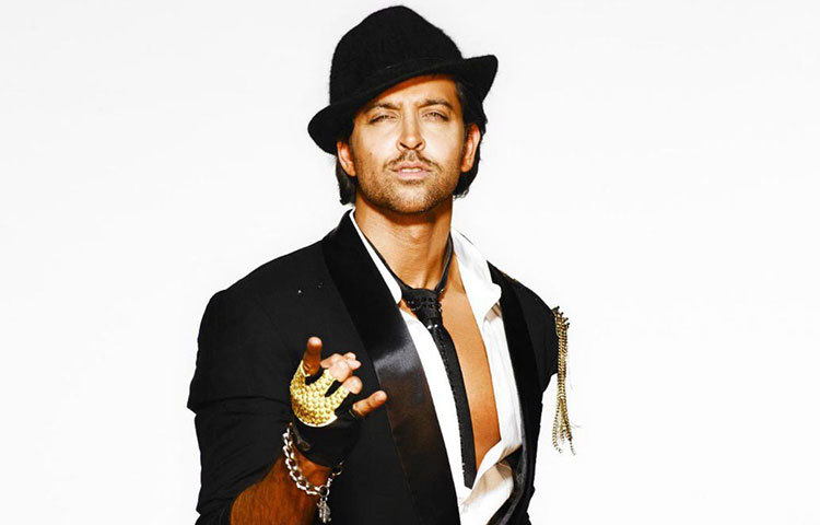 হৃতিক রোশন : সকালের নাস্তায় বলিউডের গ্রিক গডের কী পছন্দ জানেন? ৪টি ডিমের সাদা অংশ, ২টি ব্রাউন ব্রেড, এক গ্লাস প্রোটিন শেক এবং তাজা ফল দিয়েই দিন শুরু হয় হৃতিকের। তা ছাড়া, নিয়ম করে প্রতি ঘণ্টায় এক গ্লাস করে পানি খান তিনি।