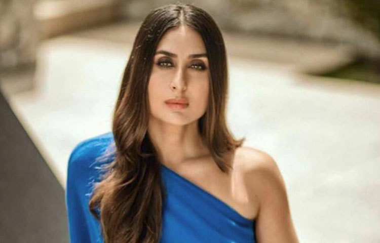 কারিনা কাপুর খান : সাইজ জিরো থেকে ফের কার্ভি বডি বানিয়েছেন কারিনা। নায়িকা জানিয়েছেন, ফিট থাকতে বিশেষজ্ঞদের পরামর্শ মেনে পুষ্টিকর খাবারেই ভরসা রাখেন তিনি। কারিনার দিন শুরু হয় একটি কলা ও কফি দিয়ে। সকালের নাস্তায় কখনও মুসলির সঙ্গে বাদাম, আবার কখনও স্বাদে বদল আনতে পরোটার সঙ্গে দই পছন্দ করেন কারিনা।