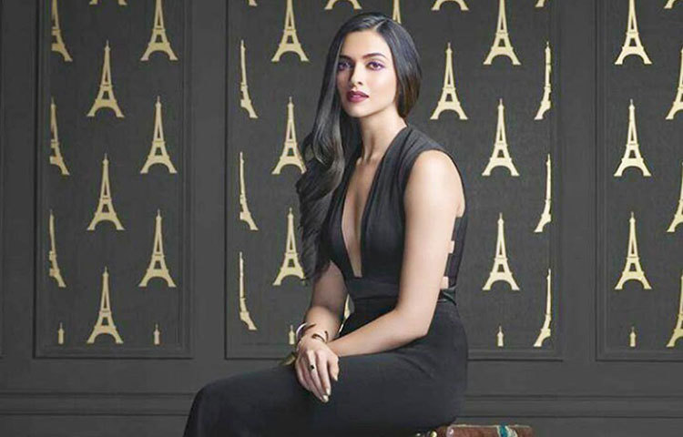 দীপিকা পাড়ুকোন : নিয়ম মেনে শরীরচর্চা করেন দীপিকা। একদিনের জন্যও নাকি ফিটনেস ট্রেনিং বাদ দেন না তিনি। সকালের নাস্তায় দীপিকার পছন্দ দক্ষিণ ভারতীয় খাবার। তবে ডিমের সাদা অংশ এবং ওমলেটও নাকি ব্রেকফাস্টে খুবই পছন্দ নায়িকার।