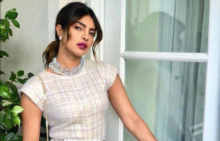 প্রিয়াঙ্কা চোপড়া : মিস ওয়ার্ল্ড থেকে হলিউড কুইন, প্রিয়াঙ্কা চোপড়া কিন্তু খাবারের ব্যাপারে বেশ উদার। বাড়িতেই বানানো যে কোনও খাবারই পছন্দ পিগি চপসের। সে তেলে ভাজা পরোটাই হোক বা বেকন, কোনও কিছুই বাদ দেন না নায়িকা।