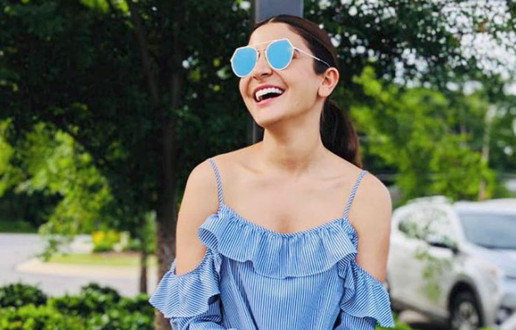 অনুশকা শর্মা : বাড়িতে বানানো পুষ্টিকর খাবারই পছন্দ অনুশকার। আলাদা করে স্পেশাল কোনও ডায়েট চার্ট মেনে চলেন না নায়িকা। বেশির ভাগ সময়ে অনুশকার দিন শুরু হয় দু’টি ডিমের সাদা অংশ এবং এক গ্লাস ফলের রস দিয়ে।