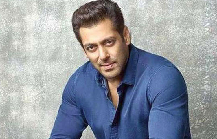 সালমান খান : বলিউড ভাইজানের সকালেরর নাস্তার বহর শুনলে অবাক হয়ে যাবেন। স্বাস্থ্যকর এবং ভারী নাস্তাই পছন্দ সালমানের। প্রতিদিন সকালের নাস্তায় তার চাই ডিম, ব্রেড-বাটার, সব্জি, চাপাটি এবং লো ফ্যাট মিল্ক।