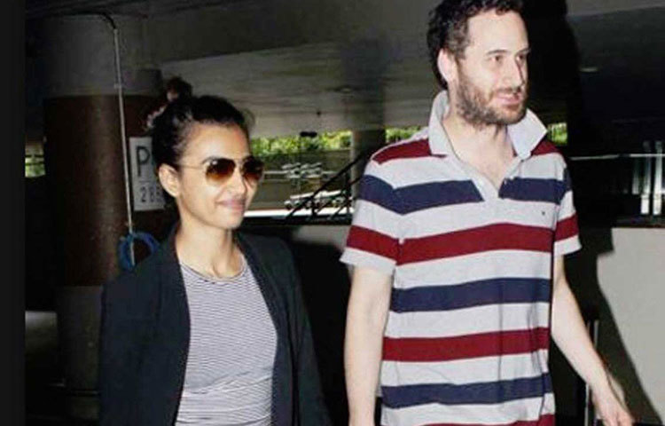 বিখ্যাত মিউজিসিয়ান বেনেডিক্ট টেলরের সঙ্গে লন্ডনে এক প্রকার হঠাৎ করেই দেখা হয়েছিল রাধিকা আপ্তের। আর প্রথম দেখাতেই প্রেম। লন্ডনে রাধিকা নাচ শিখতে গিয়েছিলেন। সেখানেই দু’জনের পরিচয়। আর সে বছরই অর্থাৎ ২০১২ সালে দুজনে বিয়েটাও সেরে ফেলেন।