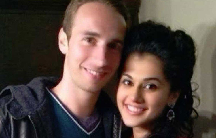 দক্ষিণী ফিল্ম ইন্ডাস্ট্রি থেকে বর্তমানে বলিউডেও বেশ নাম করেছেন তাপসী পান্নু। দেশি এই নায়িকার পছন্দ কিন্তু বিদেশি ‘নায়ক’ই। ডেনমার্কের ব্যাডমিন্টন খেলোয়াড় মাথিয়াস বো-র সঙ্গে নাকি প্রেম করছেন তাপসী। ২০১৩ সালে ইন্ডিয়ান ব্যাডমিন্টন লিগে প্রথম মাথিয়াস বো-র সঙ্গে দেখা হয় তাপসীর। সম্প্রতি এক সাক্ষাৎকারে নিজেই বয়ফ্রেন্ড আছে বলে জানিয়েছেন। যদিও বয়ফ্রেন্ডের নাম জানাননি।