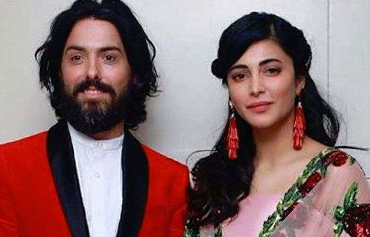 গত এক বছর ধরে ব্রিটিশ থিয়েটার অভিনেতা মাইকেল করসেলের সঙ্গে প্রায়ই শ্রুতি হাসানকে দেখা যায়। সম্প্রতি তামিলনাড়ুর একটি হিল স্টেশনেও তারা এক সঙ্গে ছুটি কাটিয়ে ফিরলেন। ঠিকই ধরেছেন, বর্তমানে এই ব্রিটিশ অভিনেতার সঙ্গেই প্রেম করছেন শ্রুতি।