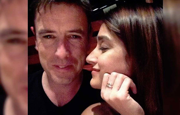 ইলিয়েনা ডিক্রুজ এমন একজনকে ‘নজরবন্দি’ করেছেন, যিনি বিশ্বকে লেন্সবন্দি করতে ভালবাসেন। অ্যান্ড্রু নিবোন আমেরিকার একজন ফটোগ্রাফার। ইলিয়ানা ব্যক্তিগত জীবনকে একেবারে ব্যক্তিগত রাখতেই ভালবাসেন। ২০১৭ সালের ক্রিসমাসে ইলিয়ানা নিজের একটি ছবি শেয়ার করে ক্যাপশনে লেখেন ‘ফটো বাই হাবি’।