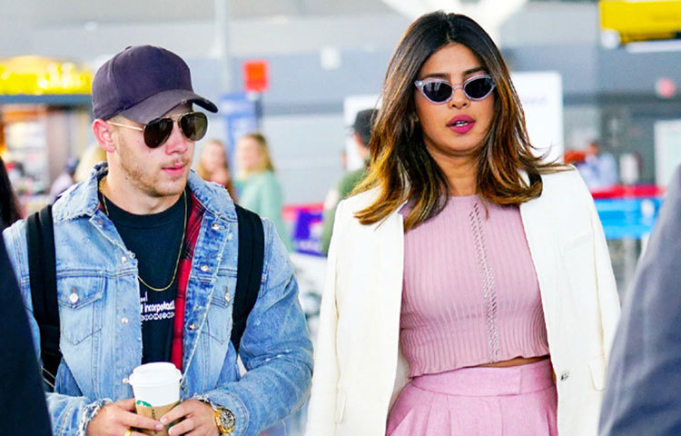 ভারতীয় নায়িকাদের বিদেশি বয়ফ্রেন্ডের তালিকায় সর্বশেষ সংযোজন প্রিয়ঙ্কা-নিক। সম্প্রতি এনগেজমেন্টও হয়ে গিয়েছে তাদের দু’জনের।