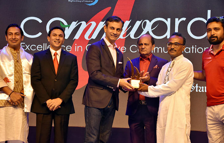 একজনকে পুরস্কার প্রদান করা হচ্ছে। ছবি : বিপ্লব দিক্ষিৎ