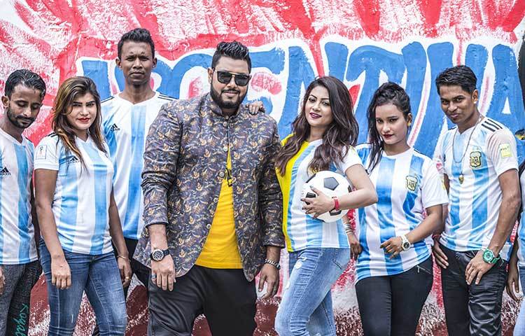 বাংলাদেশের অধিকাংশ ফুটবলপ্রেমীর পছন্দের তালিকায় রয়েছে দুই দল আর্জেন্টিনা ও ব্রাজিল। এ উন্মাদনায় দর্শক-শ্রোতাদের আনন্দের ভেলায় ভাসালেন কণ্ঠশিল্পী প্রতীক হাসান। এ গানটি লিখেছেন অনুরূপ আইচ।