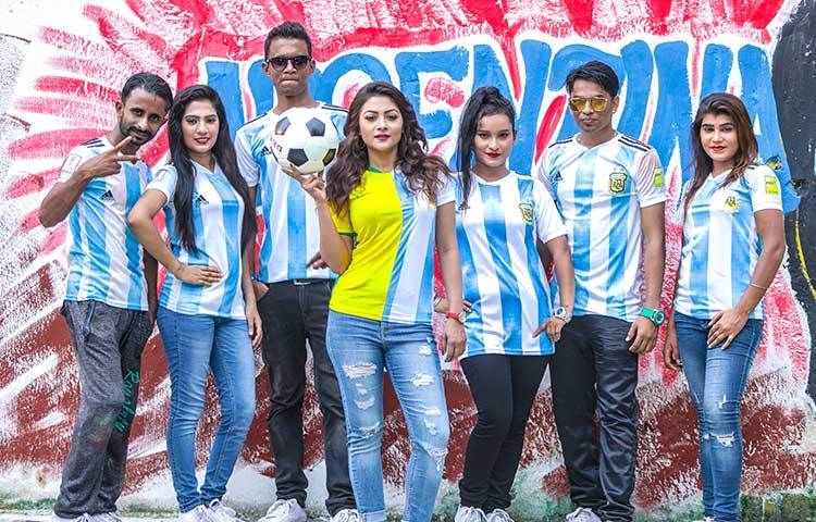 প্রতীক হাসান বলেন-‘গানটির কথা খুবই মজার। প্রেমিকের উৎসুক মন জানতে ব্যাকুল তার প্রেমিকা কোন দলের সাপোর্টার।’