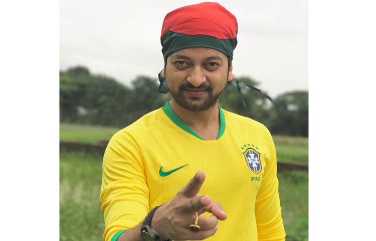 নতুন প্রজন্মের নায়ক সাইমন সাদিক এই ছবিটি তার ফেসবুকে দিয়ে লিখেছেন : ‘নান্দনিক ফুটবল ছন্দ ও জাদুতে বিশ্বাস করি, তাই ব্রাজিলকে সমর্থন করি। তবে আঘাত করা তর্কে বিশ্বাসী না। এই বিশ্বকাপে সব দলের প্রতি রইলো শুভকামনা।’