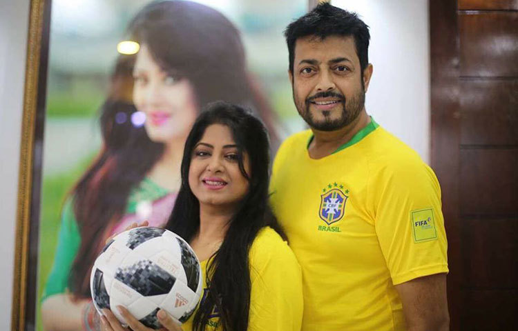 ফুটবল আনন্দে মেতেছেন মৌসুমী ও ওমর সানী। তারা ব্রাজিলের একনিষ্ঠ সমর্থক।