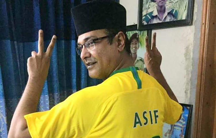 ব্রাজিলের জয়ের চিহ্ন দেখাচ্ছেন শ্রোতাপ্রিয় কণ্ঠশিল্পী আসিফ আকবর।
