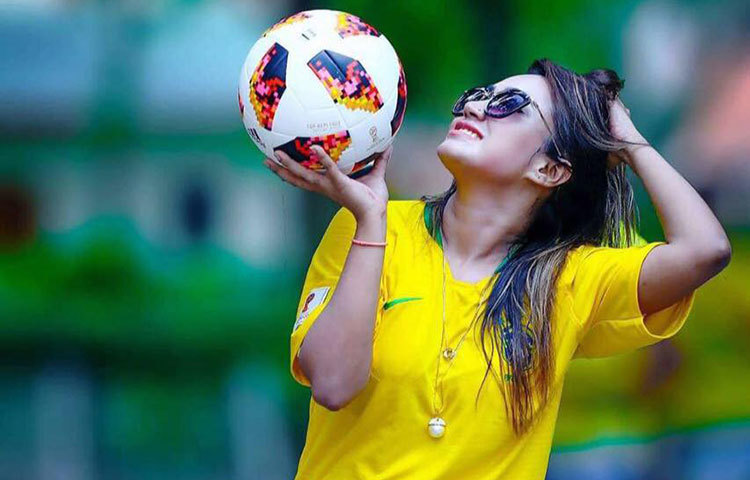 ফুটবল আর ব্রাজিলের জার্সিতে একাকার নতুন প্রজন্মের অভিনেত্রী বিপাশা কবির।