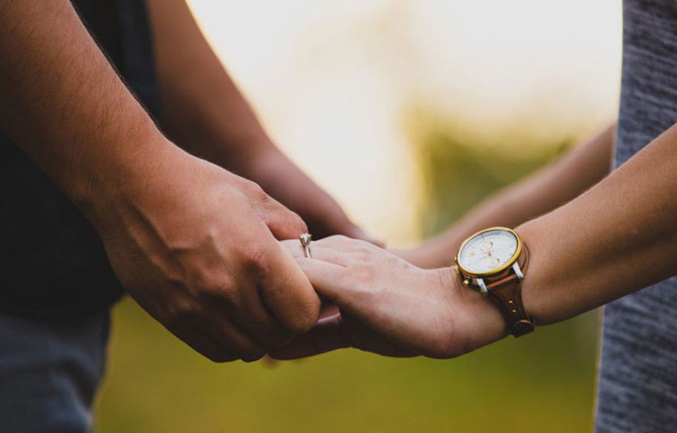 কোনো সম্পর্ক ভেঙে গেলে নতুন সম্পর্কে জড়ানোর পরও ঘোর কাটে না অনেকের। আগের মানুষ বিশ্বাস ভাঙলে নতুন মানুষটিকে অবিশ্বাস করতে শুরু করেন কেউ কেউ, আগের মানুষের অস্তিত্ব খুঁজে পেতে চেষ্টা করেন নতুনের মধ্যে। এ ভুল থেকে আজই সরুন। প্রতিটি মানুষ স্বতন্ত্র, এটা ভেবেই মিশুন নতুন জনের সঙ্গে।