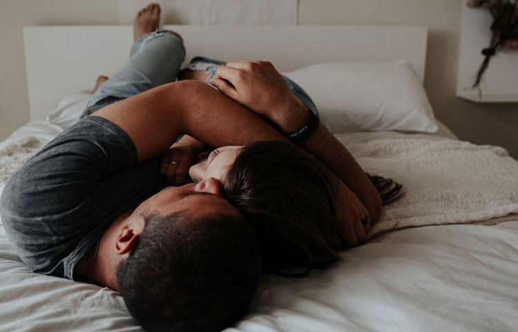 সম্পর্ক নিয়ে খুব তাড়াহুড়া করতে নেই। একটু ধীরে সুস্থে এগিয়ে চলুন। পরিচয়ের পরের দিনই প্রস্তাব, তার পরের দিনই ঘনিষ্ঠ হওয়ার চেষ্টা— এমন ভুল প্রায়শই অনেকে করেন। এমন হলে অনেক সময় মানুষটাকে ভাল করে চেনাই হয়ে ওঠে না। ভুল বোঝাবুঝির পরিমাণ বেড়ে তিক্ততা আসে।