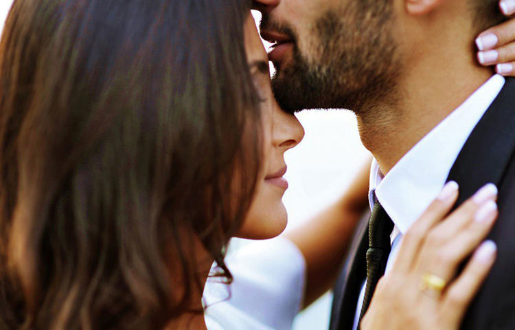 চারাগাছ যেমন একটু যত্ন চায়, মানুষের সম্পর্কও তেমন। তাই যত্ন নেওয়ার অভ্যাস না থাকলে তা আয়ত্তে আনুন। জীবনে যে কোনো ভালো কিছুর জন্যই একটা ভূমিকা পালন করতে হয়। তাই অযত্নের অভ্যাস থাকলে তা বদলান। এ খুব একটা গুণের কথাও নয়। বরং, ছোটখাটো বিষয়ে একটু হলেও যত্ন নিতে শিখুন। খেয়াল রাখুন প্রিয়জনের।