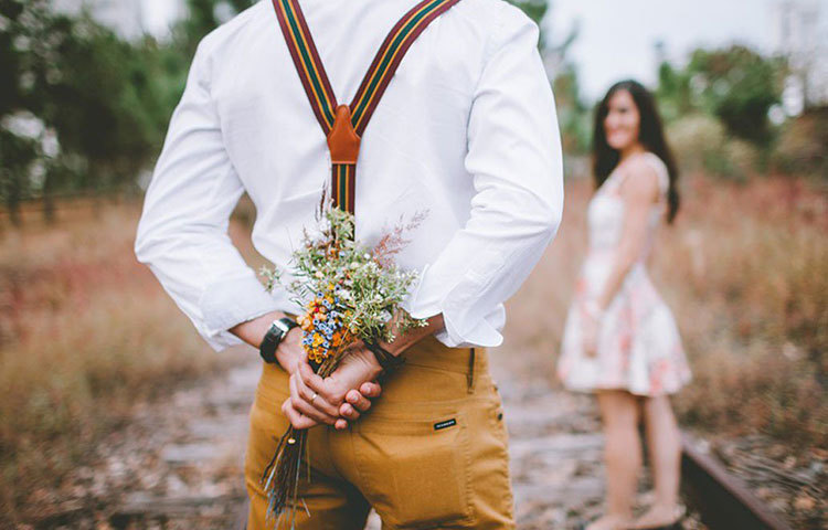 নিজে যেমন, ঠিক তেমনভাবেই নিজেকে উপস্থাপন করুন অন্যের সামনে। ইমপ্রেস করার অকারণ প্রয়াস খুব বেশি দিন প্রভাবিত করে না। বরং দিন গড়ালে আপনার প্রকৃত স্বভাব সামনে এলে তখন ভুল বোঝাবুঝির সম্ভাবনা বাড়ে।