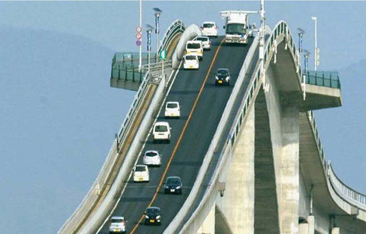 জাপানের এশিমা ওহাসি সেতু। বিশ্বের অন্যতম ভয়ানক সেতু বলা হয় এটিকে। সেতুটিকে দেখতে একেবারে রোলার কোস্টারের মতো। বিশ্বের সবচেয়ে খাড়াই সেতুগুলির মধ্যেও এটি পড়ে।